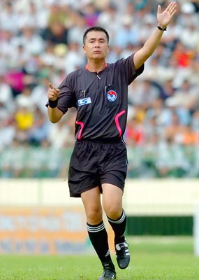 Referee Nguyen Trong Thu wins 2013 Golden Whistle award